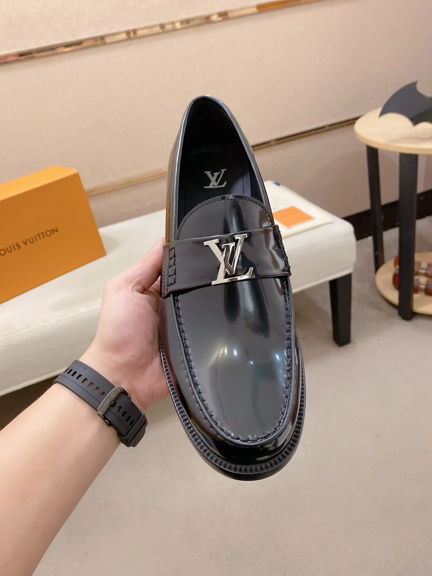 Factory price: 700💰Louis Vuitton LV men's classic Oxford shoes, men's business formal boutique leather shoes, classic model, exquisite almond kernel toe, ultimate art, the whole shoe is made of imported cow leather (open edge beads), carefully selected, fine pores, excellent gloss, soft texture, strong toughness, durable and not easy to deform, apricot calf leather lining, soft and comfortable, sweat-absorbent and breathable. Composite rubber backing at the heel. The front and rear outsole are nailed and reinforced, making them non-slip and wear-resistant. Made with Goodyear craftsmanship, the shoe shape is excellent, light and luxurious, and can be worn in all kinds of formal occasions! Original box and dust bag packaging! Size: 39-44 (38.45. Customized)